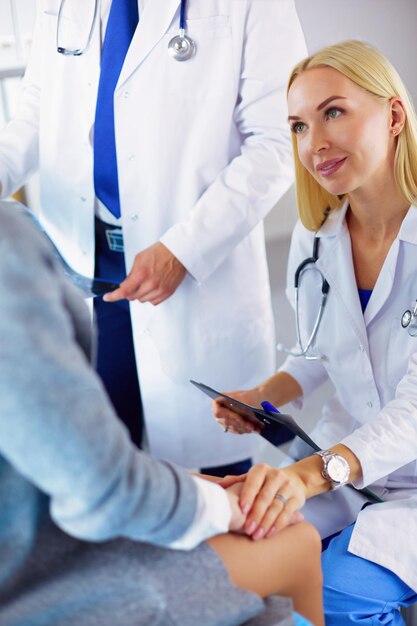 Arts en patiënt bespreken scanresultaten in diagnostisch centrum