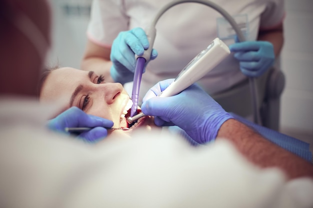 Arts en patiënt in de tandheelkundige kliniek