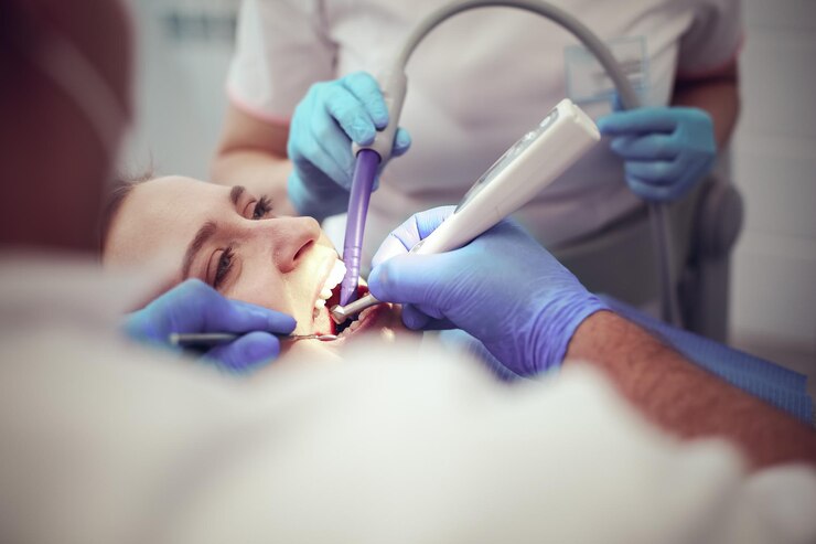 Foto arts en patiënt in de tandheelkundige kliniek