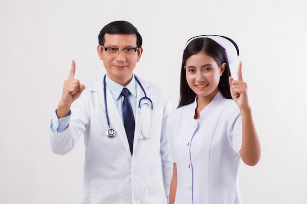 Arts en verpleegster, medisch team dat nummer 1 vingergebaar geeft