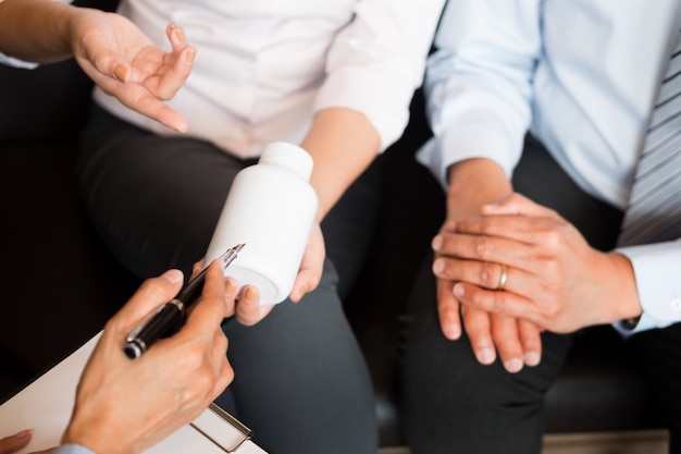 arts hand met tablet van drugs en uit te leggen aan de patiënt in het ziekenhuis kamer.