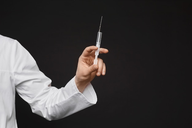 arts heeft een medische spuit voor injectie met een vaccin