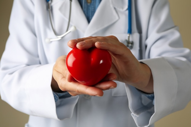 Arts houdt hart close-up en vooraanzicht