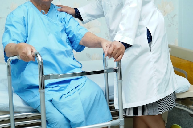 Arts hulp en zorg Aziatische senior vrouw patiënt wandelaar gebruiken in het ziekenhuis.