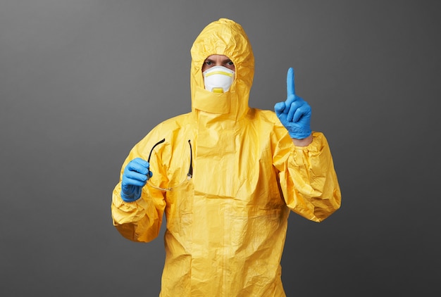 Arts in een beschermend pak met medische masker en beschermende handschoenen