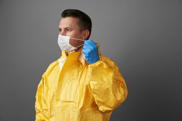 Arts in een beschermend pak met medische masker en beschermende handschoenen