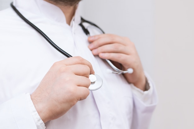 Arts in een witte jas met een stethoscoop