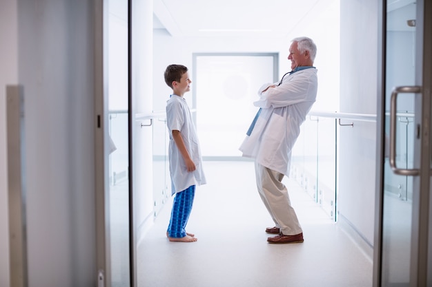 Arts in gesprek met jongen patiënt