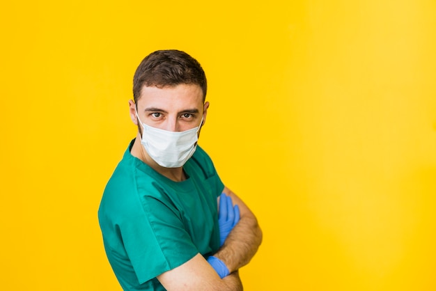 Foto arts in medisch masker met gekruiste armen