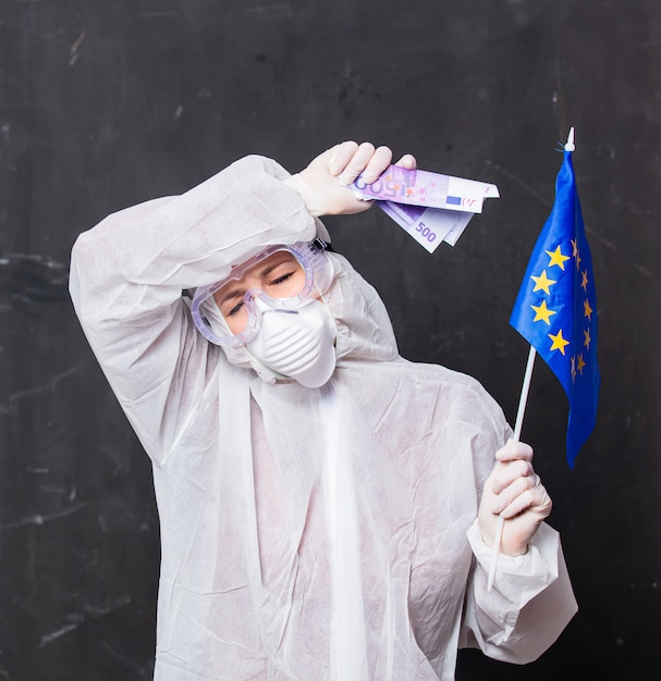 arts in pak en bril met masker houdt euro geld en vlag