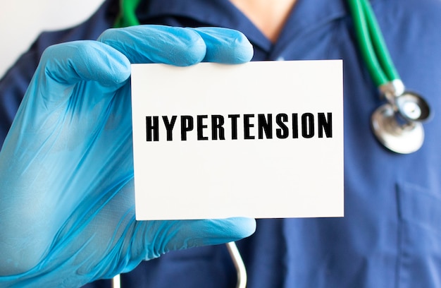 Arts met een kaart met tekst HYPERTENSION