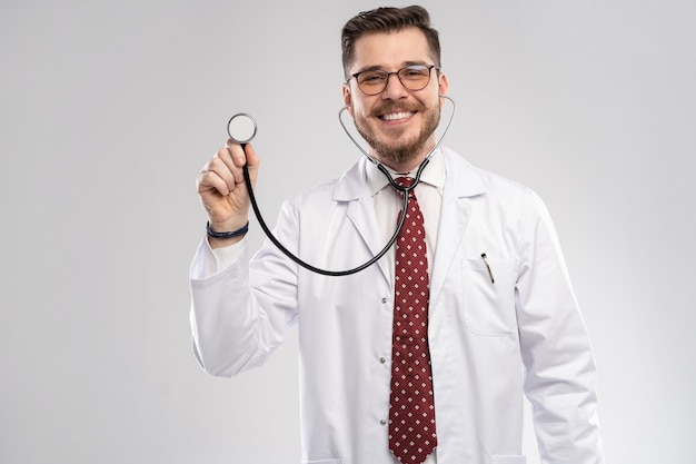 Arts met een stethoscoop in de hand, medische zorgconcept
