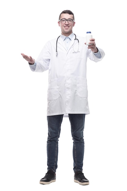 Arts met ontsmettingsmiddel in de hand geïsoleerd op een witte