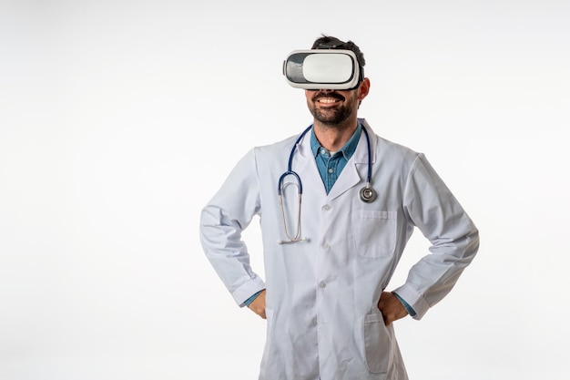 Arts met virtuele werkelijkheidsbeschermende brillen op een witte achtergrondstudiofotografie