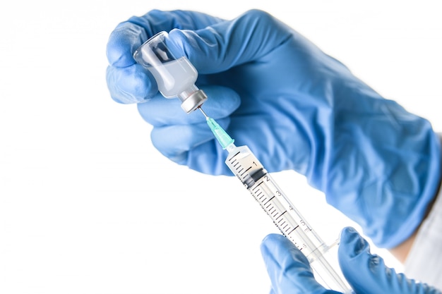 Arts of verpleegkundige hand met griepvaccin schot, mazelen injectiespuit voor baby