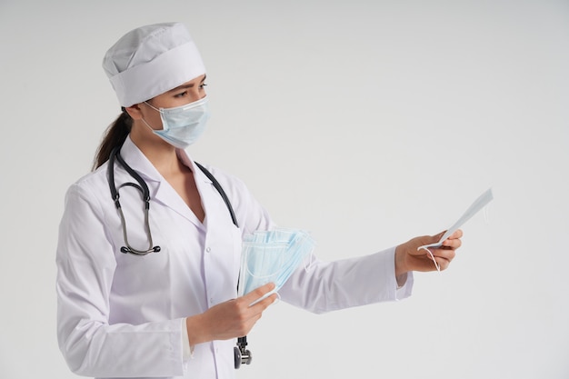 Arts of verpleegkundige raadt aan een beschermend gezichtsmasker te gebruiken ter bescherming tegen virusinfectie, coronavirusconcept
