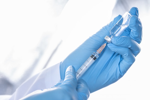 Arts of verpleegster de vaccininjectie van de handholding