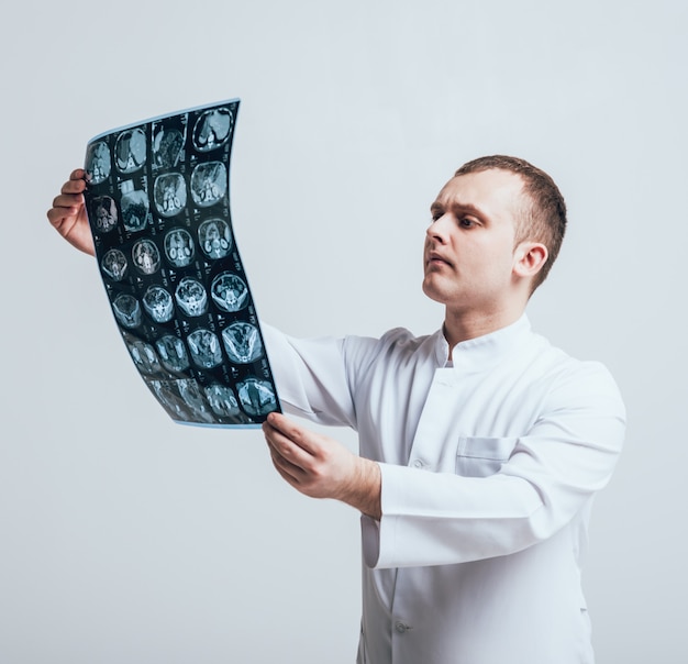 Foto arts onderzoekt aandachtig de mri-scan van de patiënt.