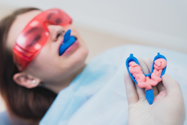 Arts-orthodontist voert een procedure uit voor het reinigen van tanden