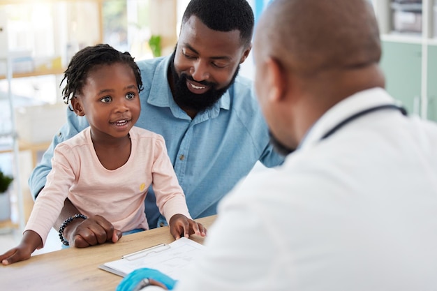 Arts overleg met zwarte familie baby en vader in artsenpraktijk in ziekenhuis Geneeskunde wellness gezonde ontwikkeling van kinderen en overleg in verpleegkundige gezondheidszorg en medische kliniek met glimlach