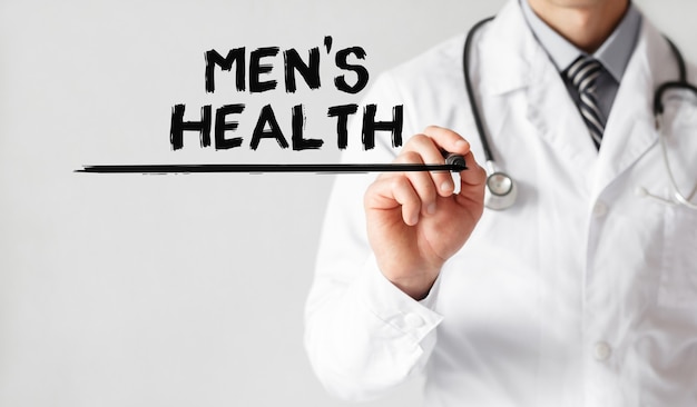 Arts schrijven woord Men's Health met marker, medische concept