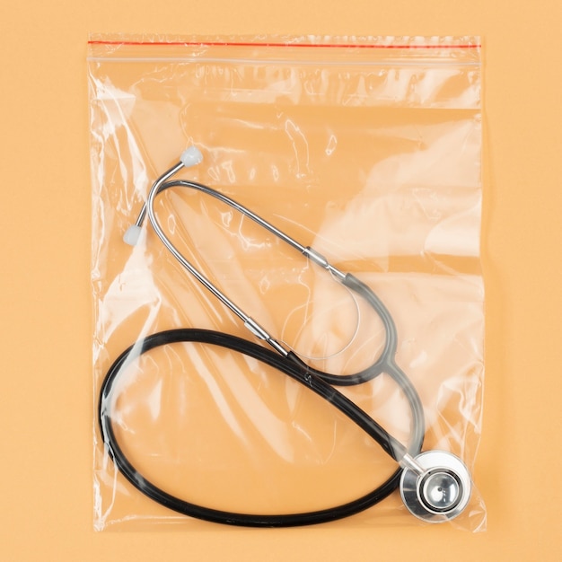 Foto arts stethoscoop in plastic zak