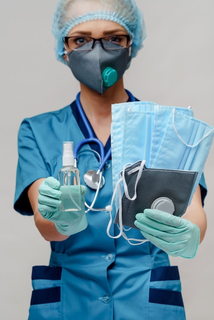 arts verpleegster vrouw met stethoscoop - met beschermend masker en ontsmettingsmiddel