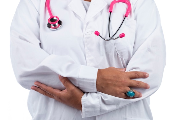 arts vrouw met roze stethoscoop op een witte achtergrond.