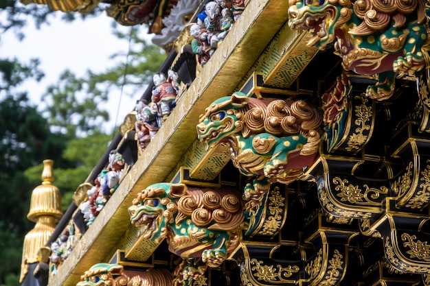 Foto le arti della porta yomeimon al tempio shrinea di toshogu. una delle porte più belle del giappone. sito patrimonio mondiale dell'unesco, nikko, giappone.