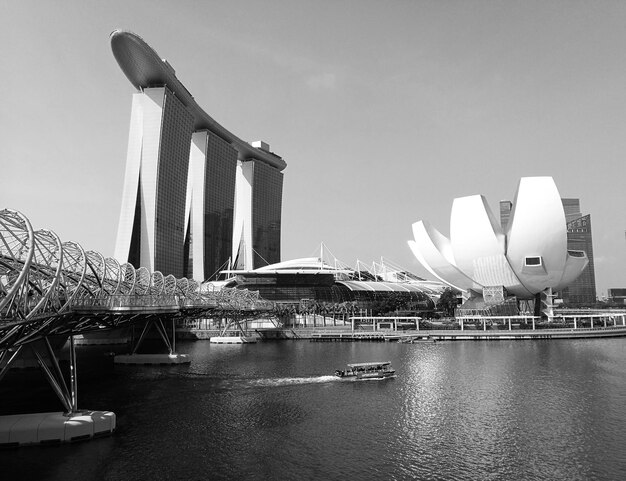 Photo artscience museum and marina bay sands against sky