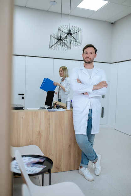 Artsen aan het werk. Twee jonge dokters aan het werk in het ziekenhuis