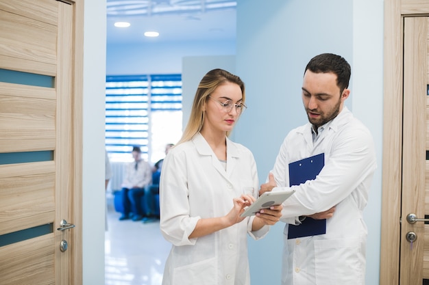 Artsen bespreken diagnose tijdens het wandelen in de ziekenhuiszaal