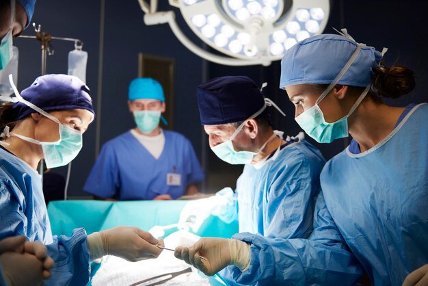 Foto artsen die een patiënt opereren in de spoedeisende hulp