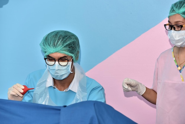 Foto artsen die in de operatiekamer werken