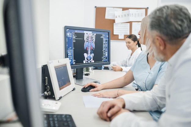 Artsen die in het diagnostisch centrum werken en betrokken zijn