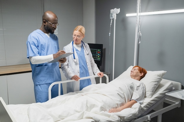 Foto artsen die medicijnen voorschrijven aan de patiënt