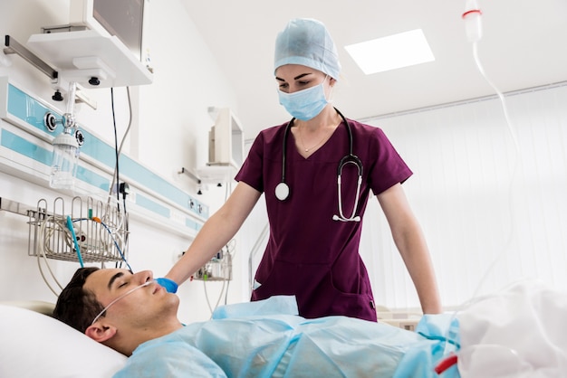 Artsen geven reanimatie aan een mannelijke patiënt op de eerste hulp. cardiale massage