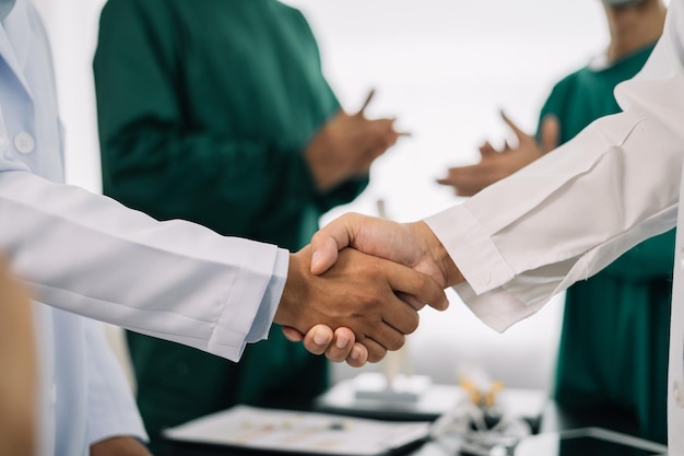 Artsen hand in hand in het ziekenhuis