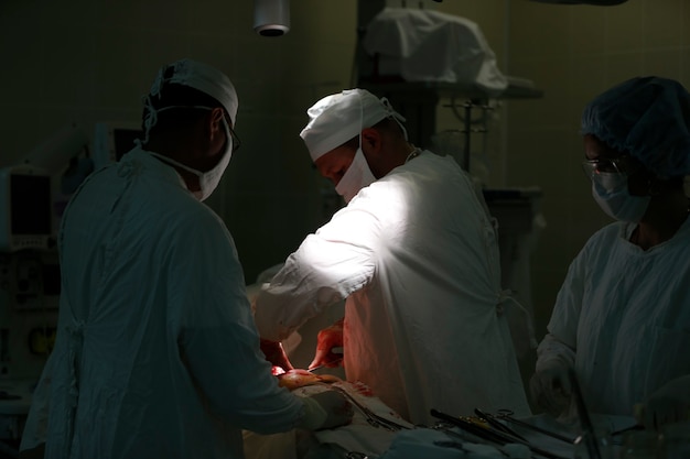 Artsen in de operatiekamer met maskers tijdens de operatie.Team van chirurgen aan het werk.Operating