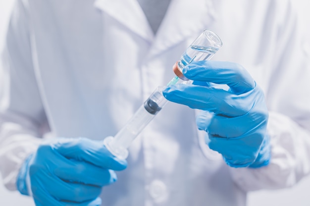 Artsen of wetenschappers gebruiken vaccins om COVID-19 te bestrijden of om andere ziekten te geloven.