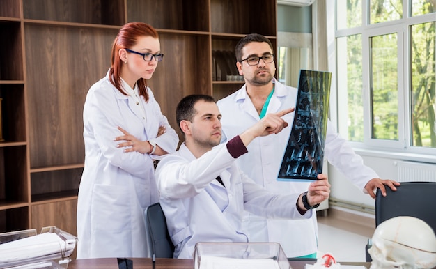 Artsen team met medische raad in het ziekenhuis. Medische problemen bespreken.