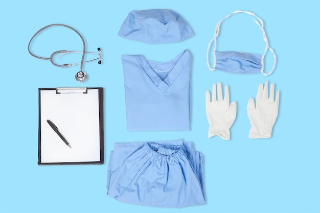 Foto artsen uitrusting met uniform op blauwe achtergrond