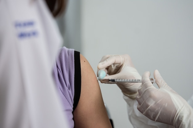 Artsen vaccineren het grote publiek, arts vaccineert covid 19 voor de groep werknemers, injecteert een vaccin Covid19-vaccinatie voor covid 19 voor de groep werknemers