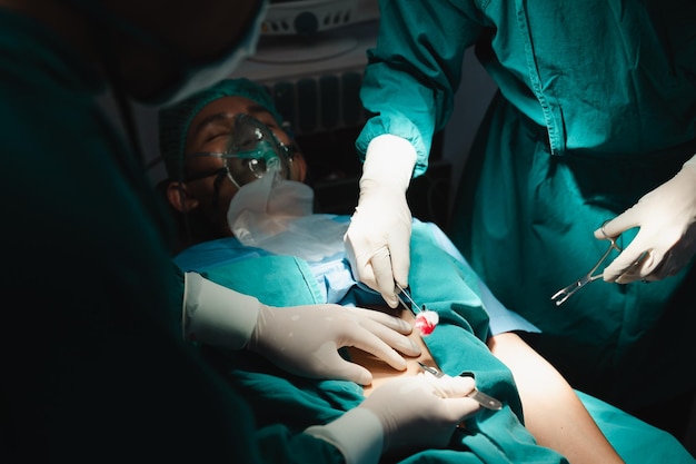 Artsen werken samen om patiënten te monitoren Chirurgie bij patiënten die op patiëntenbedden liggen reanimatie
