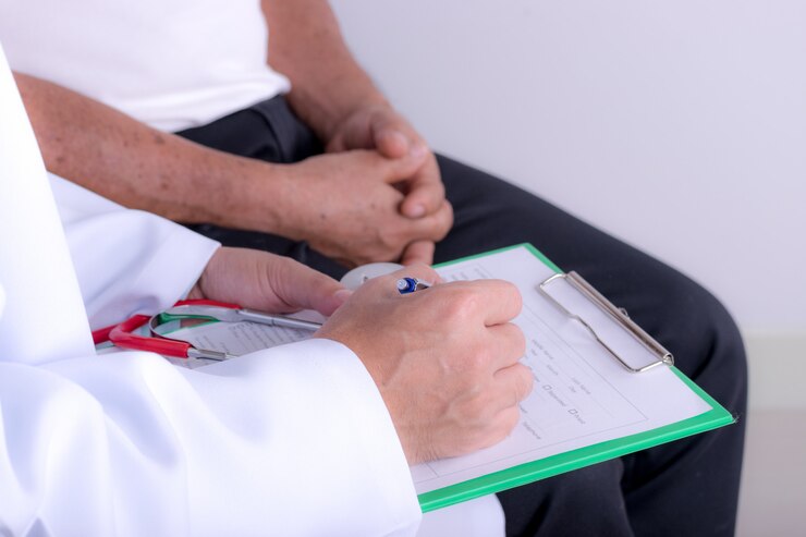 Artsenhanden met cardiogramgrafiek met pen. Cardioloog die zijn geduldige ECG-resultaten verklaart.