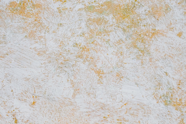 アートワーク。オレンジと黄色の壁に抽象的な白い水彩画アートのクローズアップ