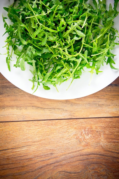 어두운 우디 배경에 Arugula