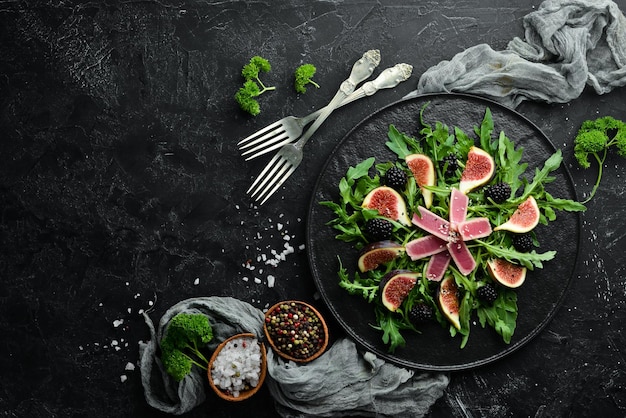 Arugula 샐러드 참치 필레와 블랙베리 베리를 곁들인 무화과 메뉴 무료 복사 공간 평면도