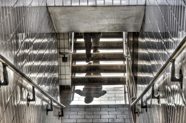 Foto come sopra così sotto il riflesso l'uomo e la sua ombra