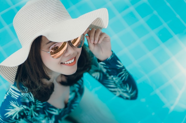 Asain vrouwen met bikini genieten van zomervakantie